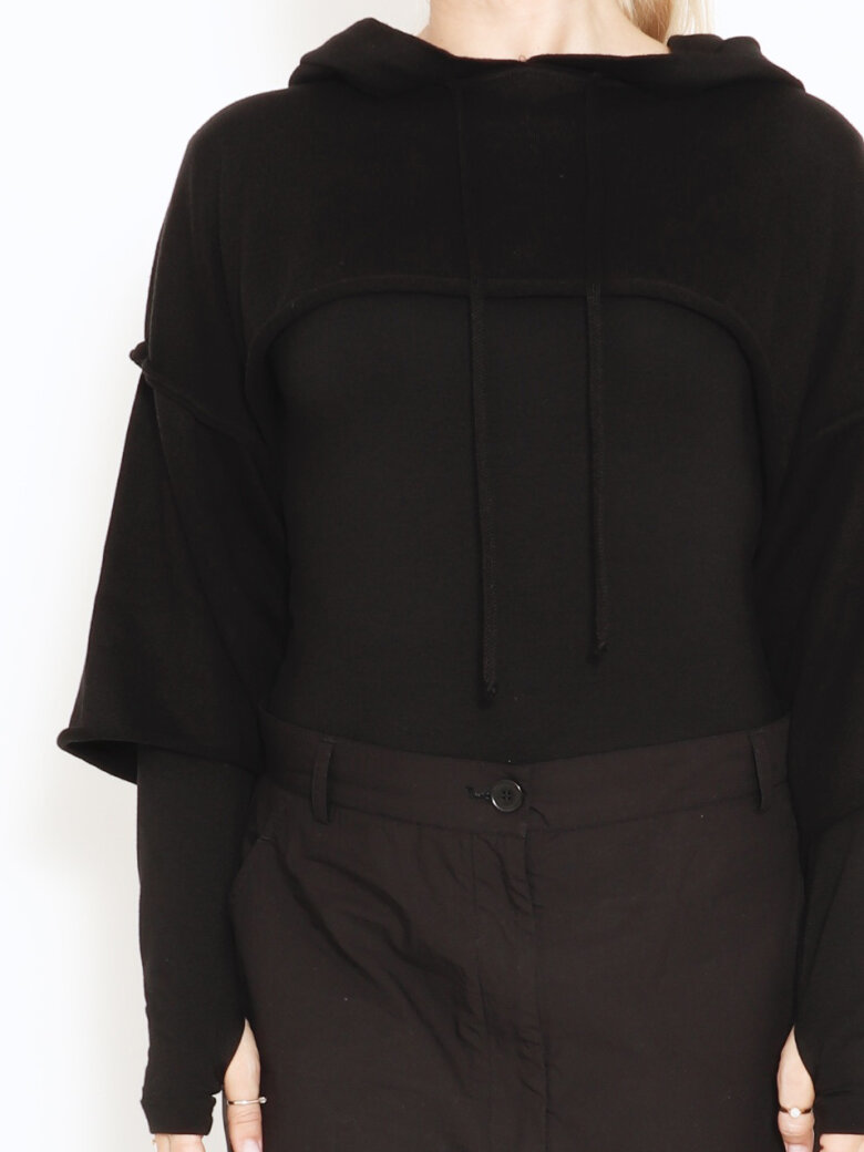 Sort Aarhus - Short knitted blouse with hood