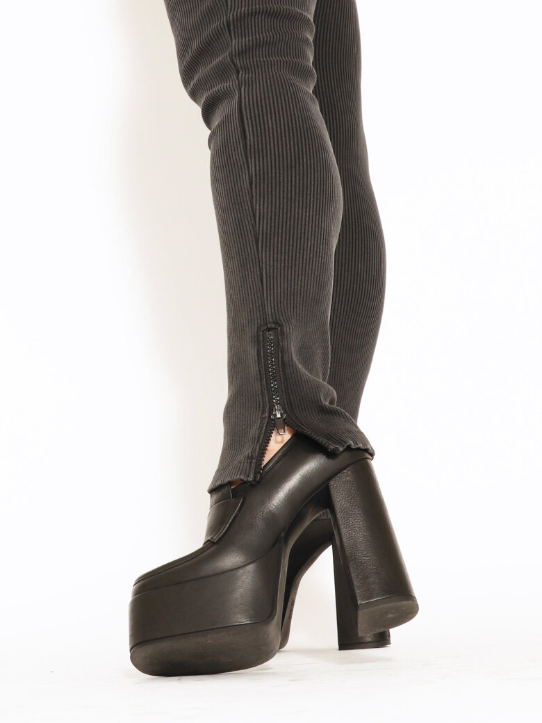 Pants with zipper