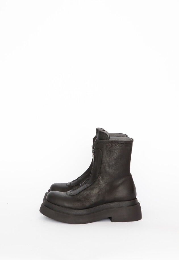 Boot with front zipper