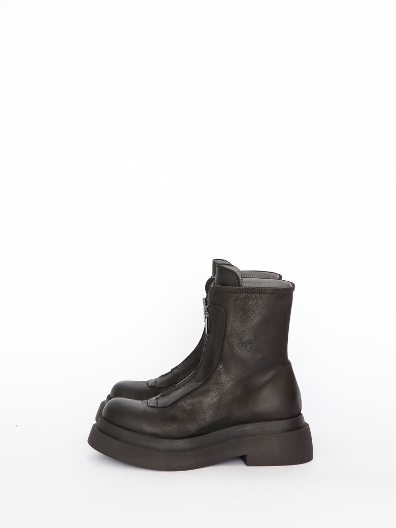 Boot with front zipper
