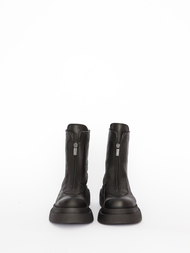 Boot with front zipper