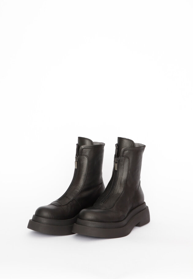 Boot with front zipper