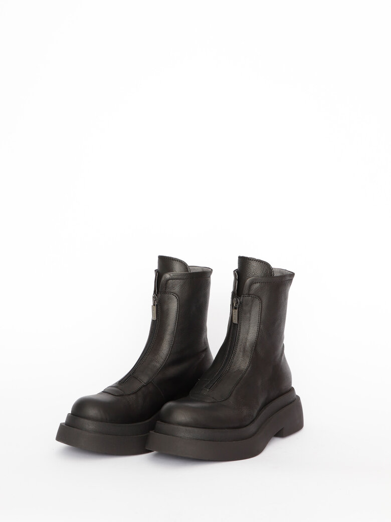 Boot with front zipper