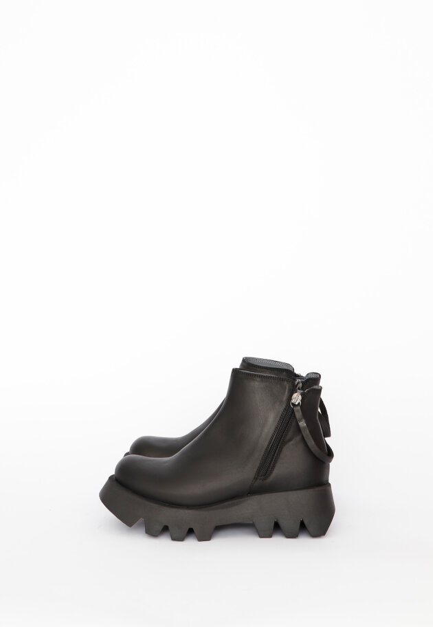 Lofina - Short boot with zipper in both sides