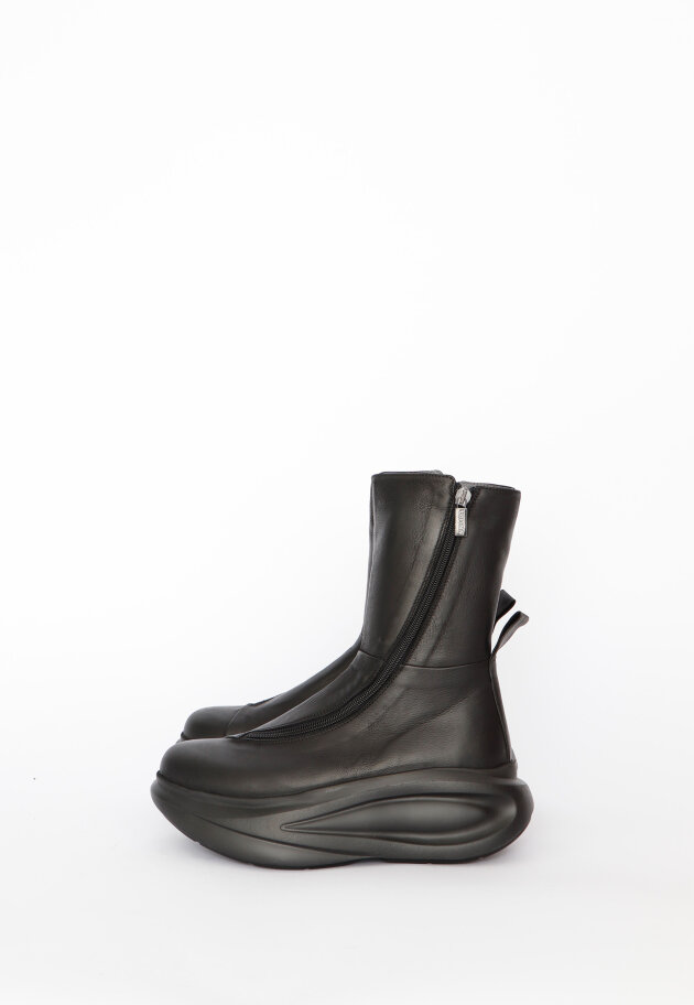 Lofina - Boot with a twisted zipper and a futuristic sole