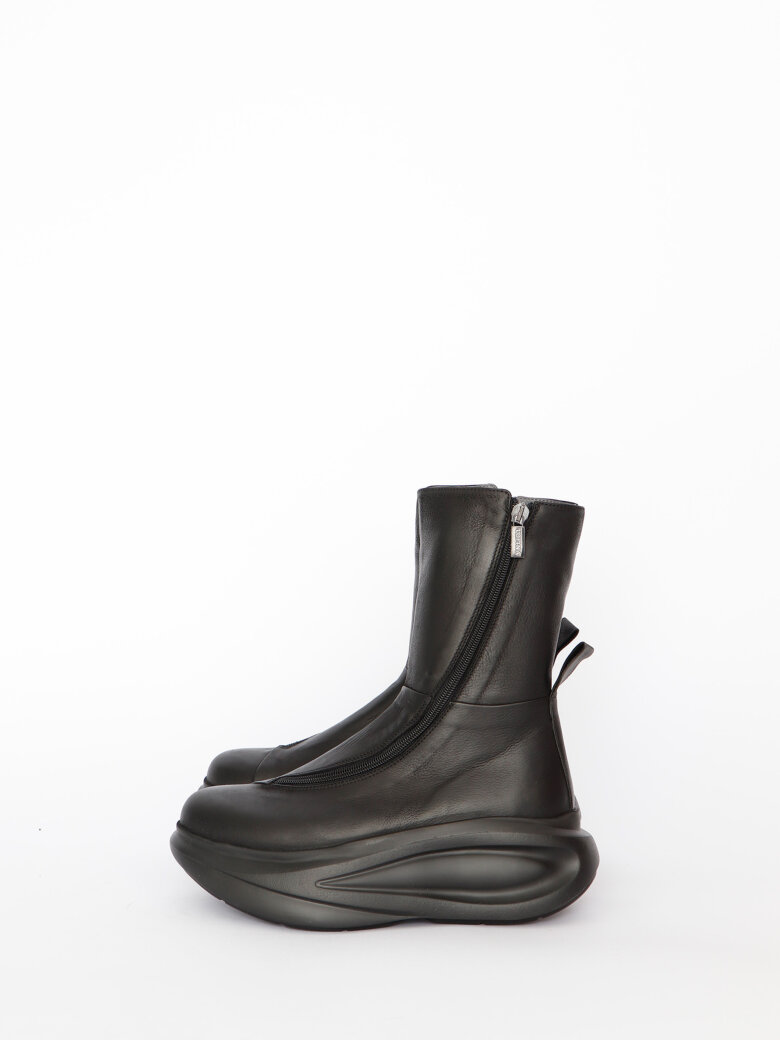 Lofina - Boot with a twisted zipper and a futuristic sole