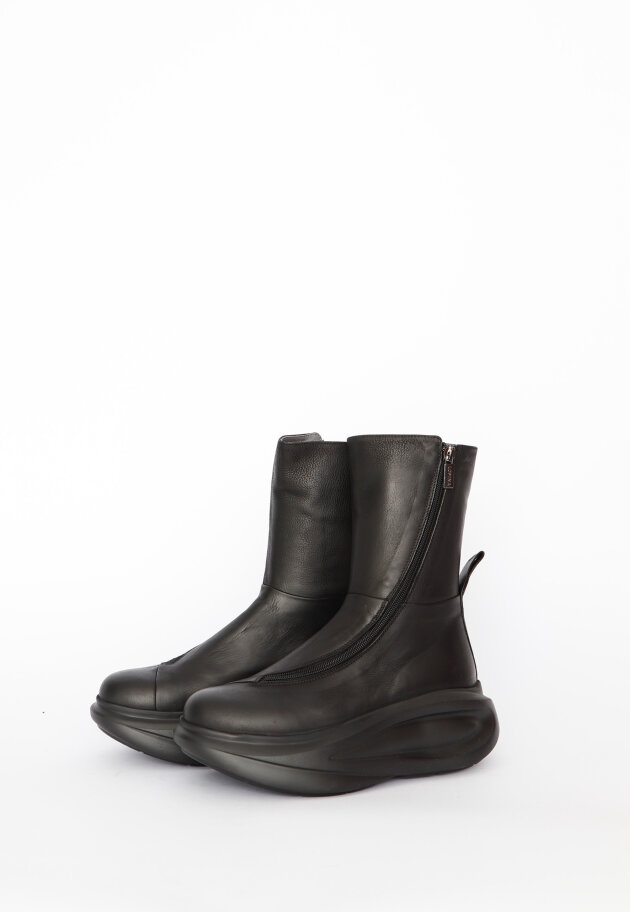 Lofina - Boot with a twisted zipper and a futuristic sole