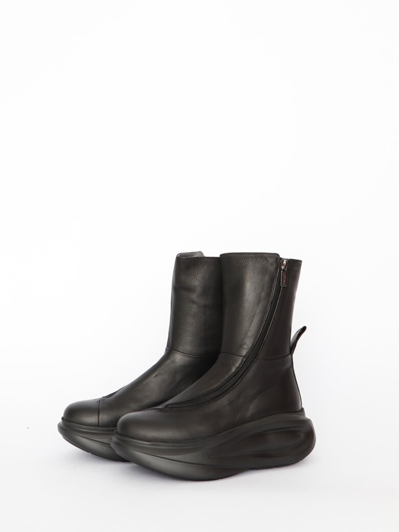 Lofina - Boot with a twisted zipper and a futuristic sole