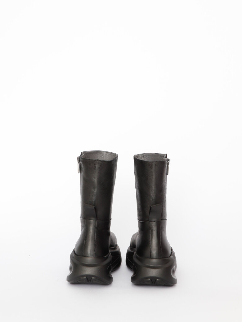Lofina - Boot with a twisted zipper and a futuristic sole