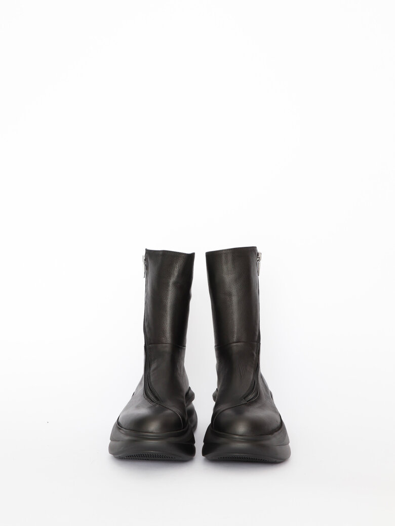 Lofina - Boot with a twisted zipper and a futuristic sole
