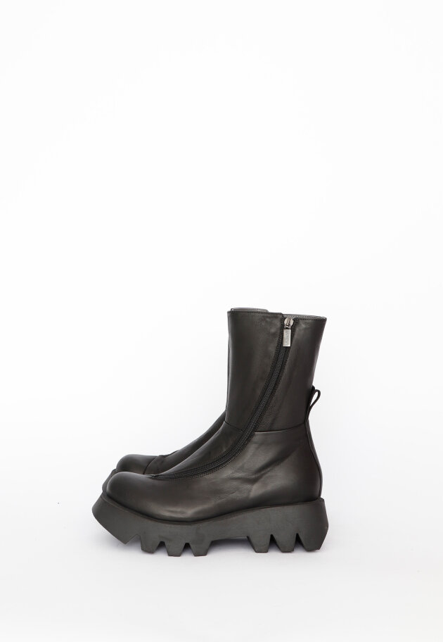 Lofina - Mid length boot with twisted zipper
