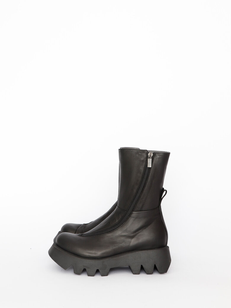 Lofina - Mid length boot with twisted zipper