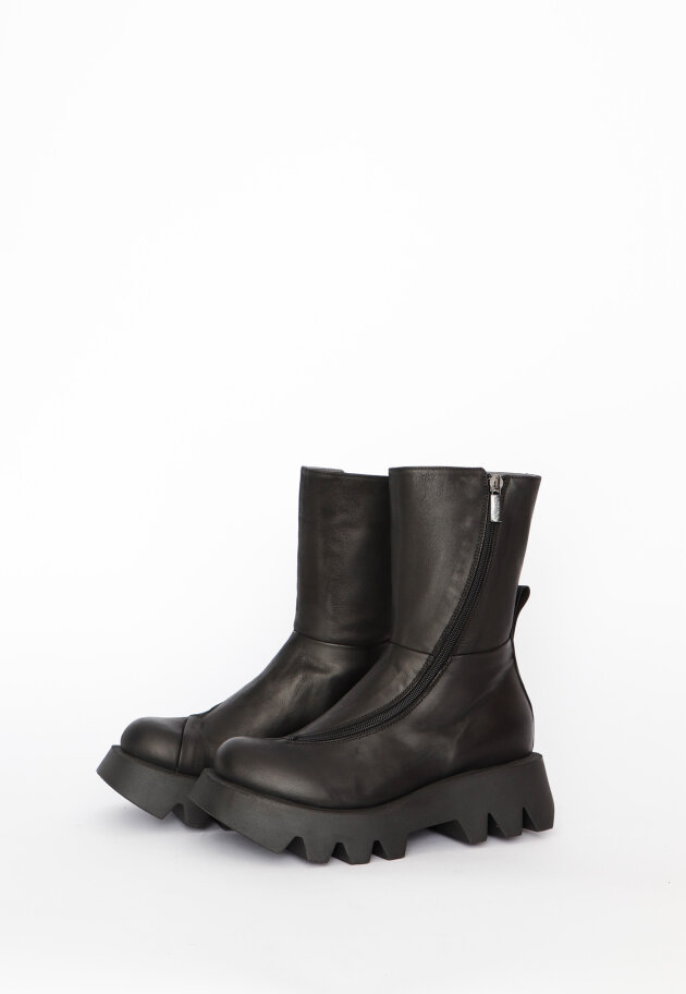 Lofina - Mid length boot with twisted zipper