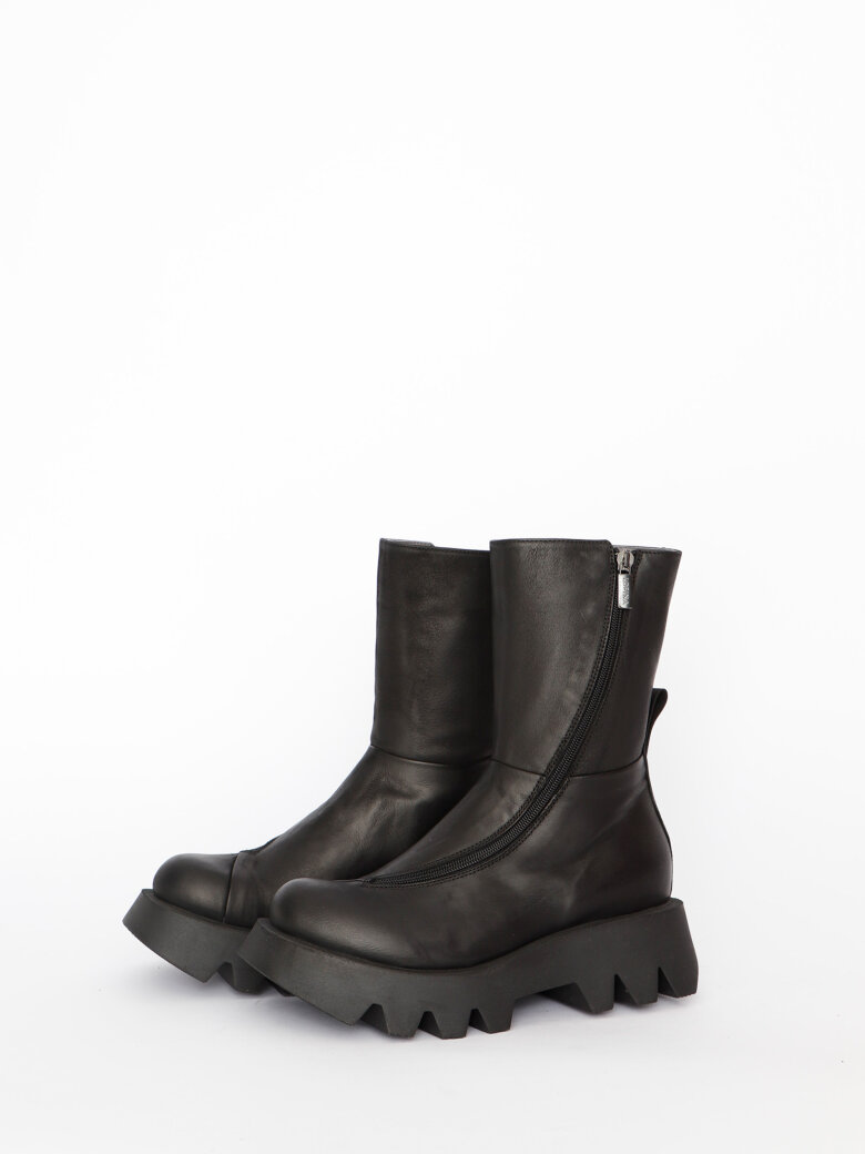 Lofina - Mid length boot with twisted zipper