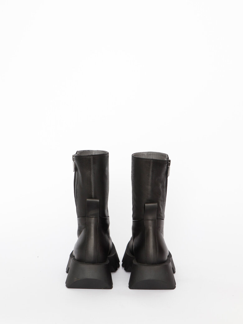 Lofina - Mid length boot with twisted zipper