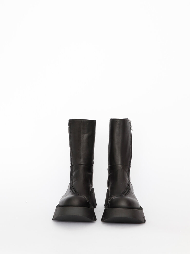 Lofina - Mid length boot with twisted zipper