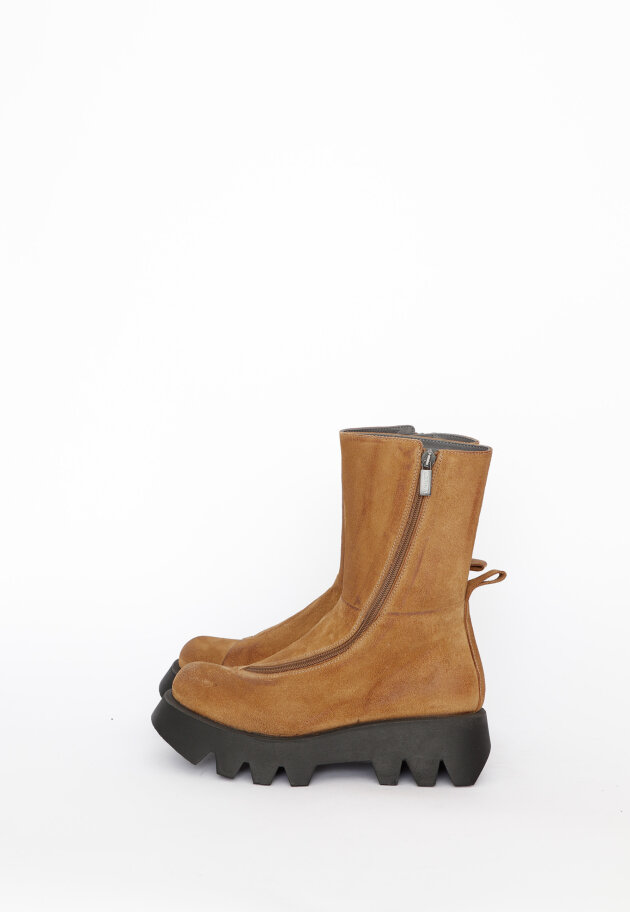 Lofina - Mid length boot with twisted zipper