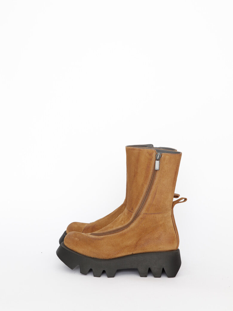 Lofina - Mid length boot with twisted zipper