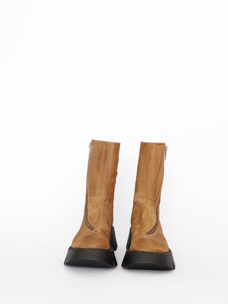 Lofina - Mid length boot with twisted zipper