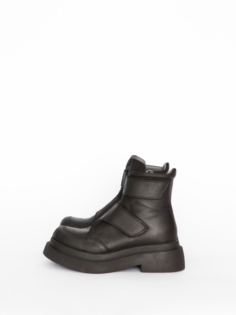 Lofina - Boot with double velcro and a zipper