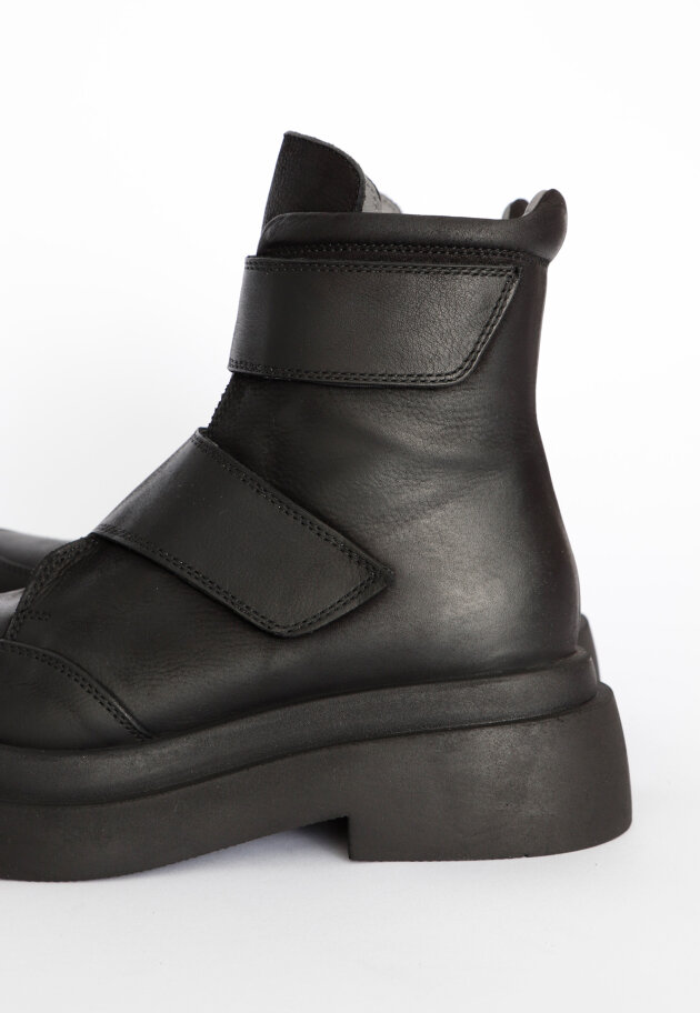 Lofina - Boot with double velcro and a zipper