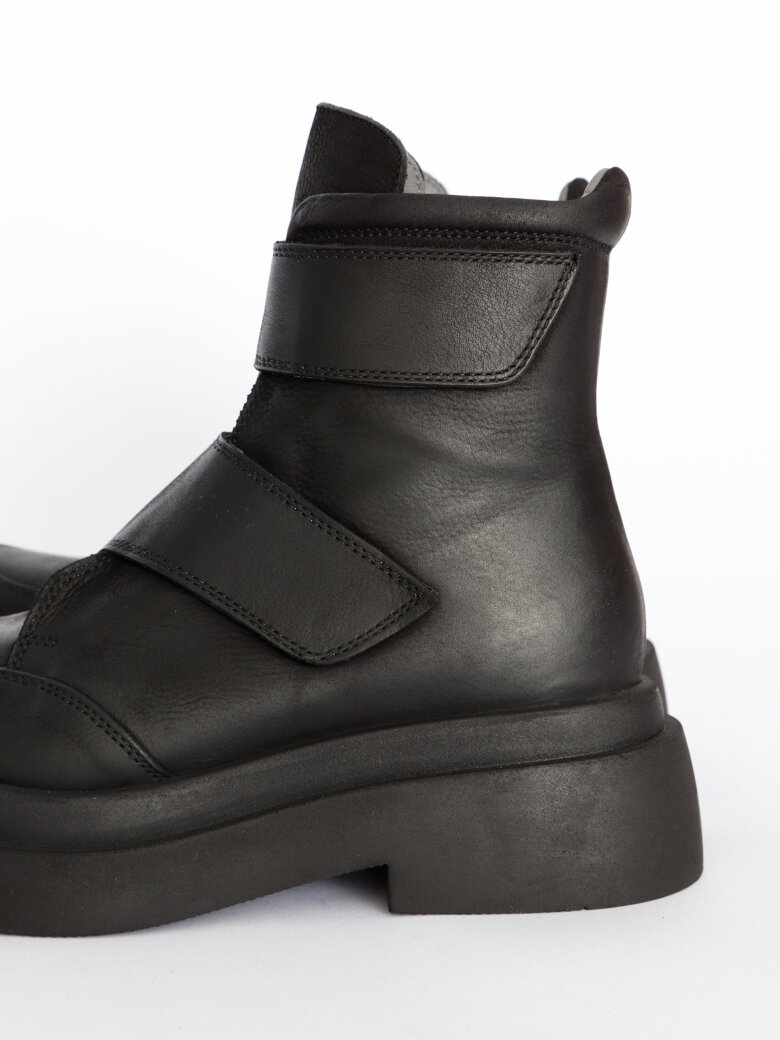 Lofina - Boot with double velcro and a zipper