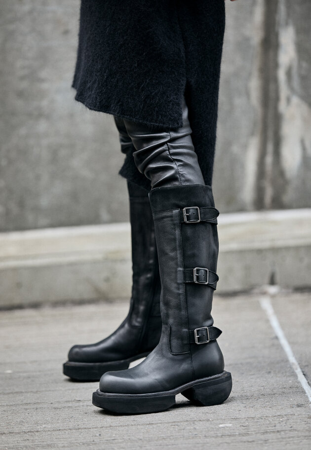 Lofina - PRE ORDER! Long boot with buckles and a zipper