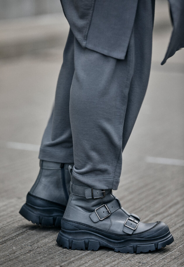 Lofina - PRE ORDER! Boot with buckles and a zipper