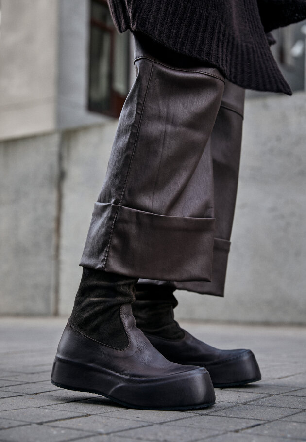 Lofina - PRE ORDER! Long stretch leather boot with a zipper