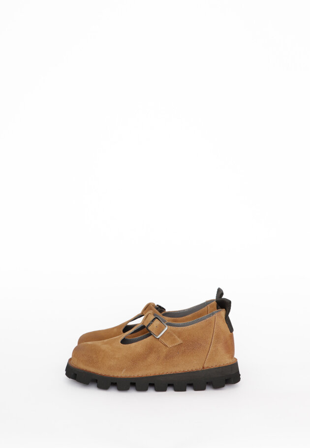 Lofina - PRE ORDER! Show with a buckle