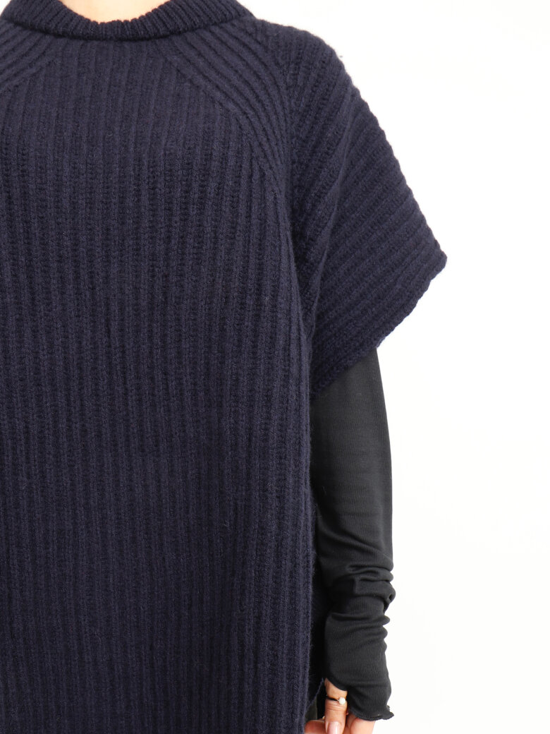 Sort Aarhus - Strikket oversize vest i merinould