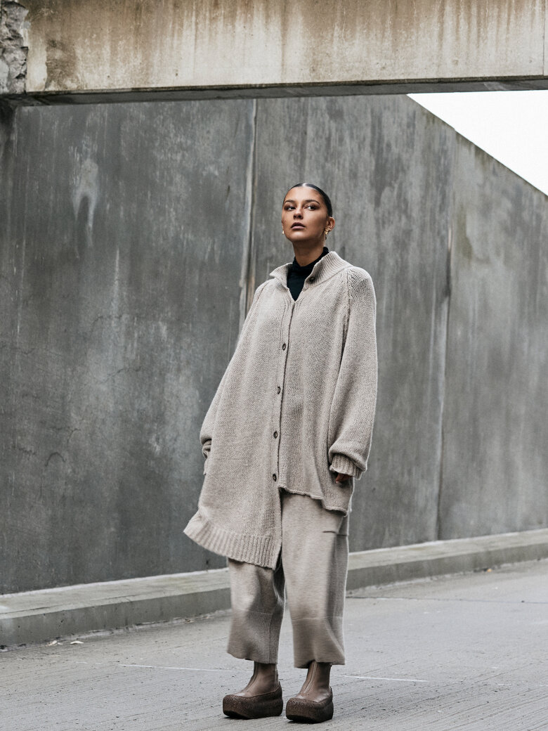 Sort Aarhus - Strikket bluse/cardigan i merinould