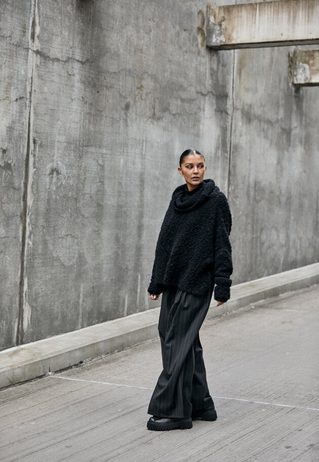 Sort Aarhus - Wide fit blouse in Alpaca wool