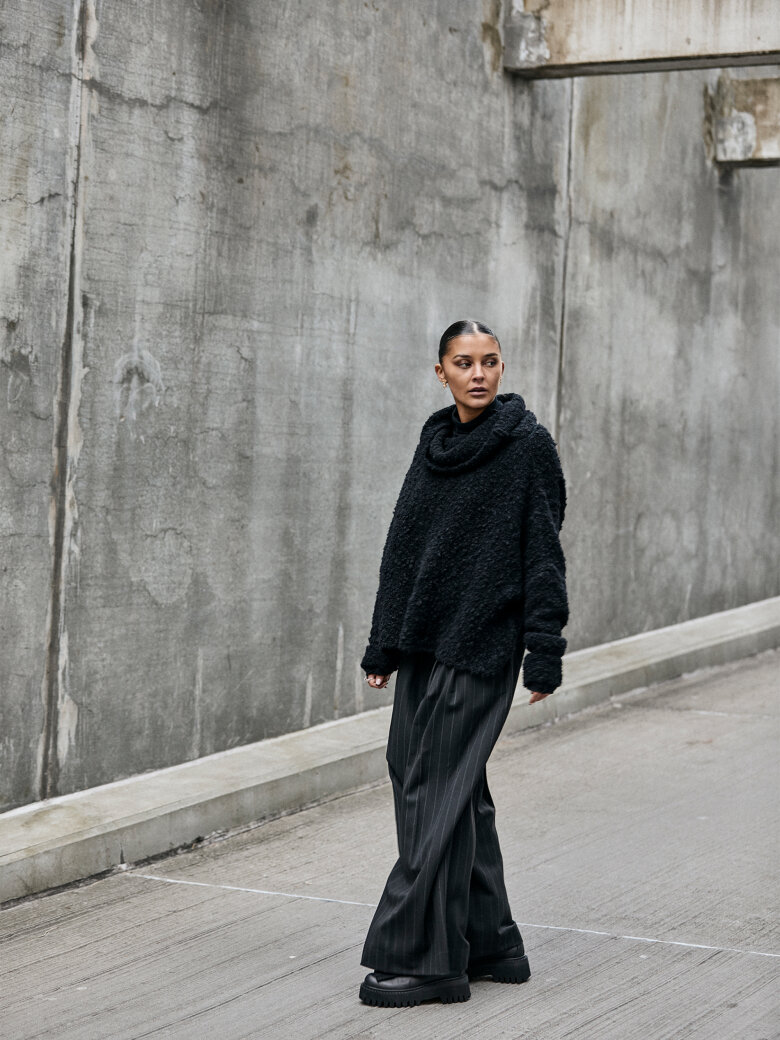 Sort Aarhus - Wide fit blouse in Alpaca wool