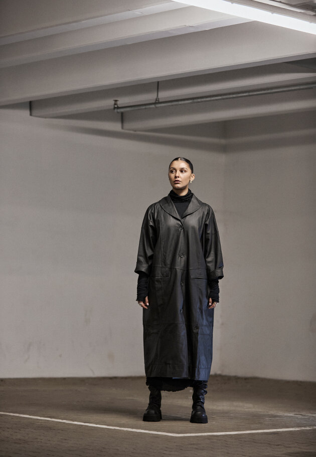 Sort Aarhus - Long leather jacket with buttons Sort Aarhus - Long leather jacket with buttons