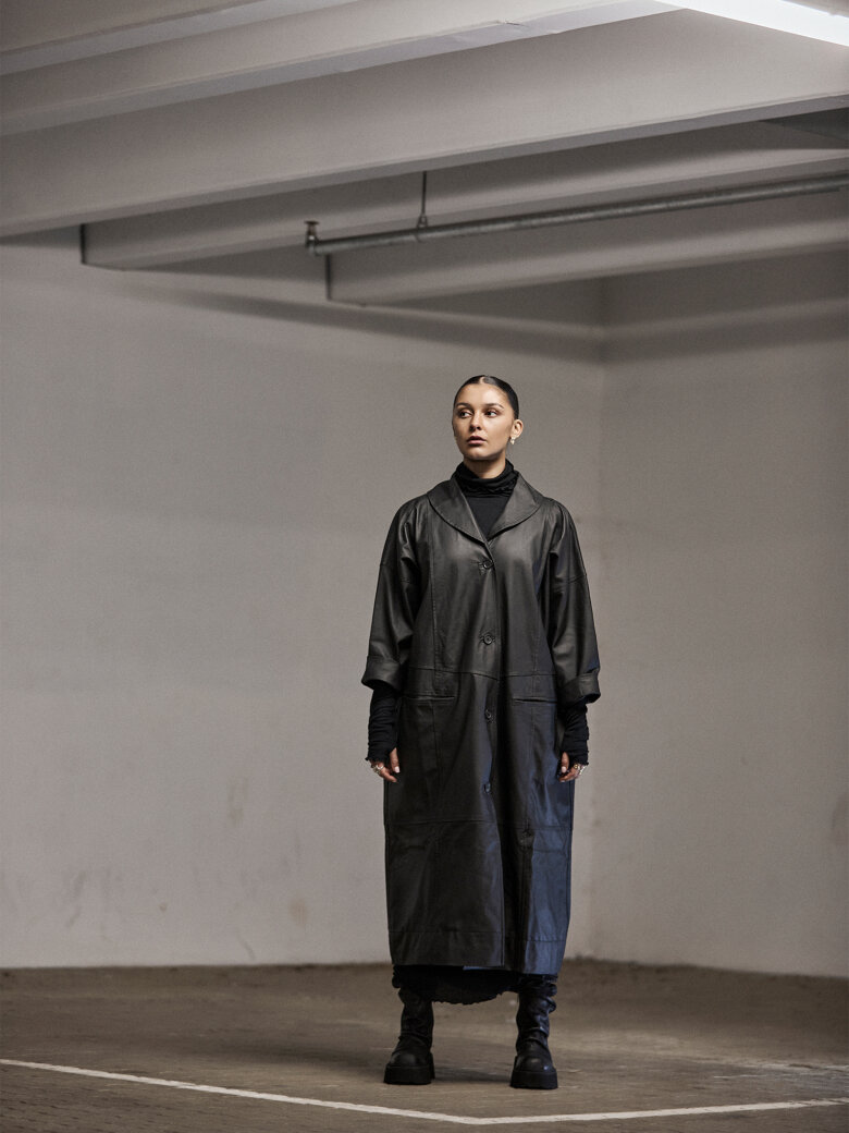 Sort Aarhus - Long leather jacket with buttons