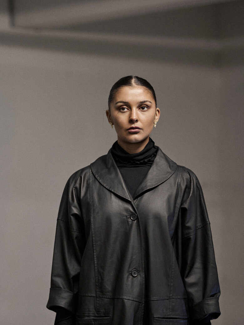 Sort Aarhus - Long leather jacket with buttons