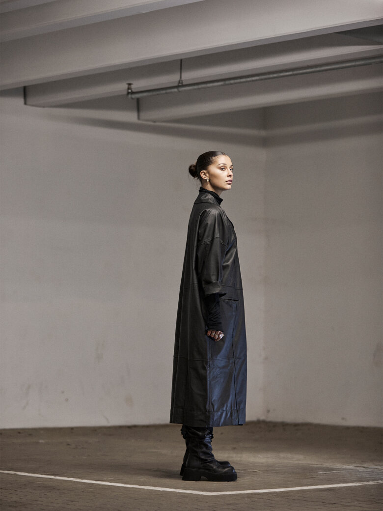 Sort Aarhus - Long leather jacket with buttons