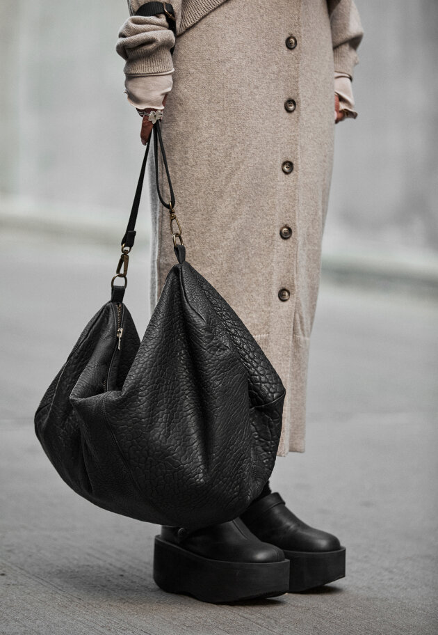 Sort Aarhus - Spacious shoulder bag with zipper