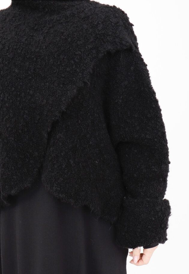 Sort Aarhus - Bluse i Alpacauld med detaljer og krave