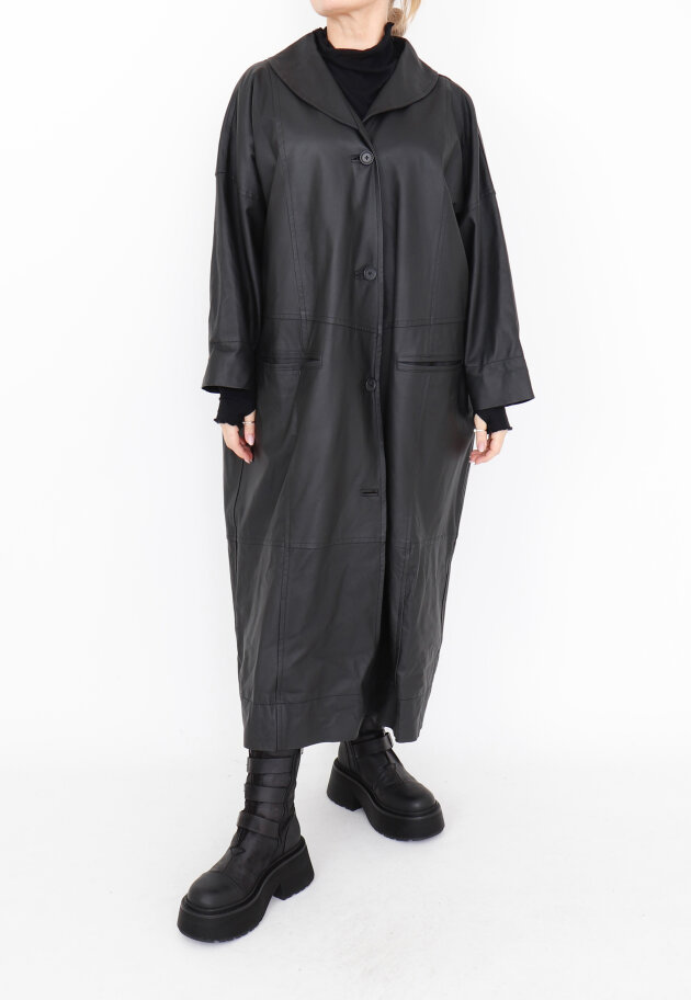 Sort Aarhus - Long leather jacket with buttons Sort Aarhus - Long leather jacket with buttons