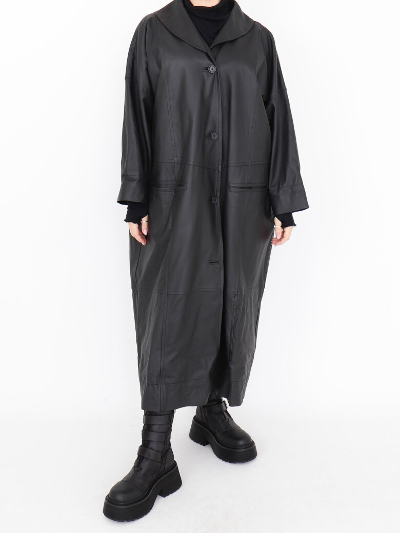 Sort Aarhus - Long leather jacket with buttons