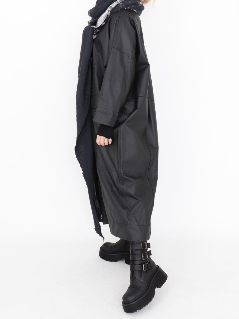 Sort Aarhus - Long leather jacket with buttons