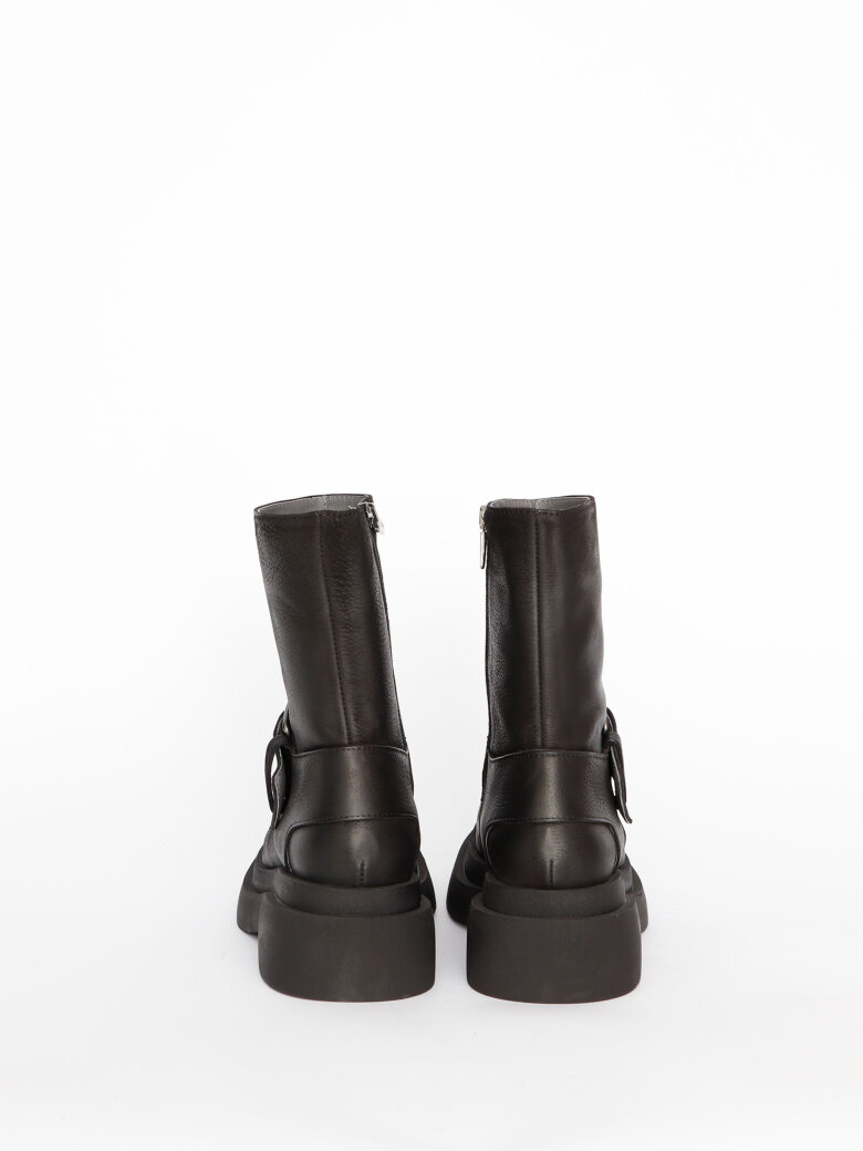 Lofina - Boot with buckle and a zipper