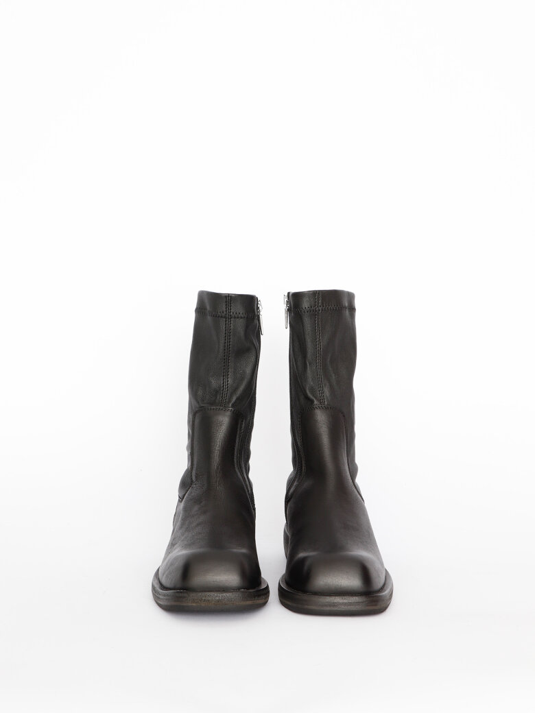 Lofina - Boot with zipper and a leather sole