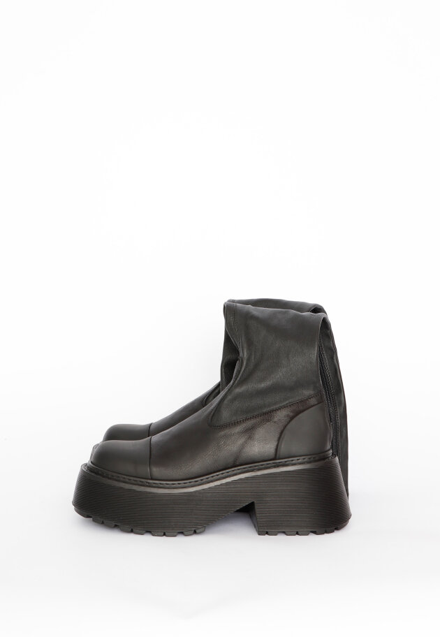 L'Appartement マノロブラニク Long BOOTS Boots Knee Flats By Bandolino In Black, Size: 7