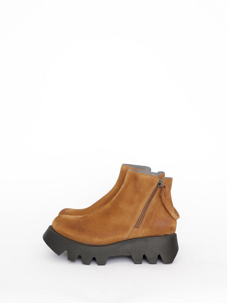 Lofina - Short boot with zipper in both sides