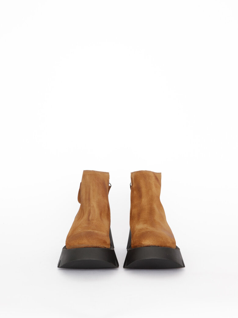 Lofina - Short boot with zipper in both sides
