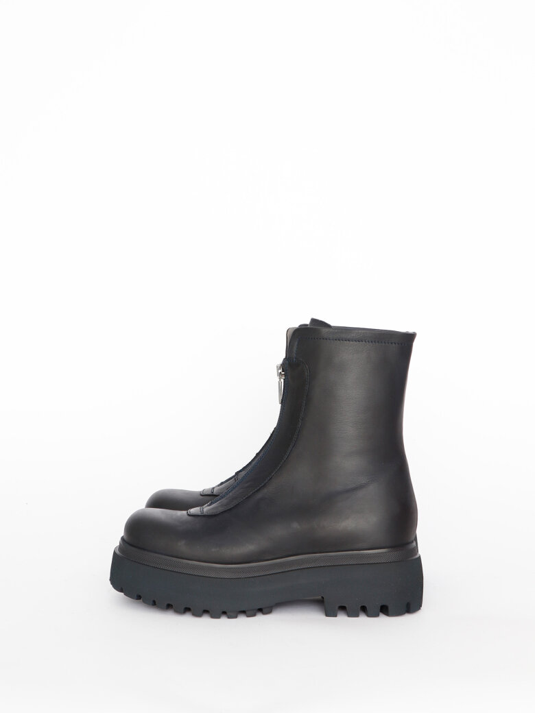 Lofina - Boot with a front zipper