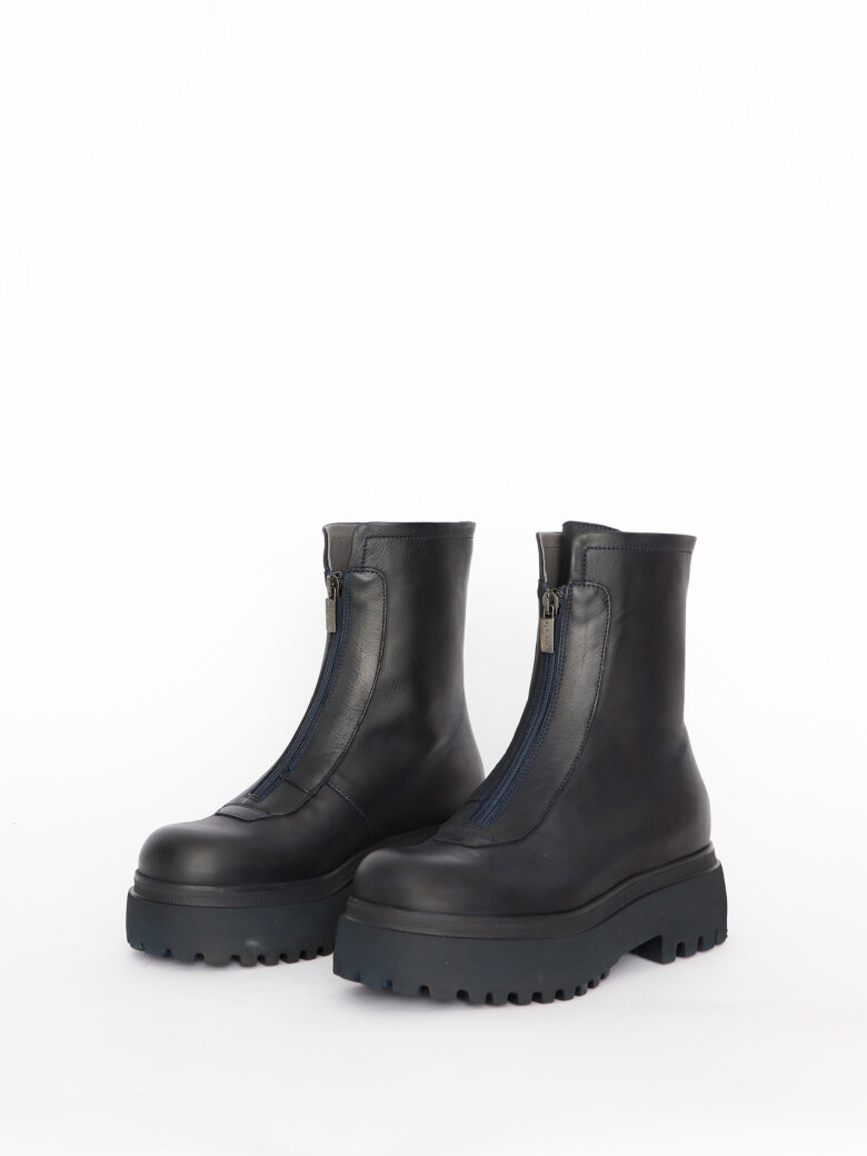 Lofina - Boot with a front zipper
